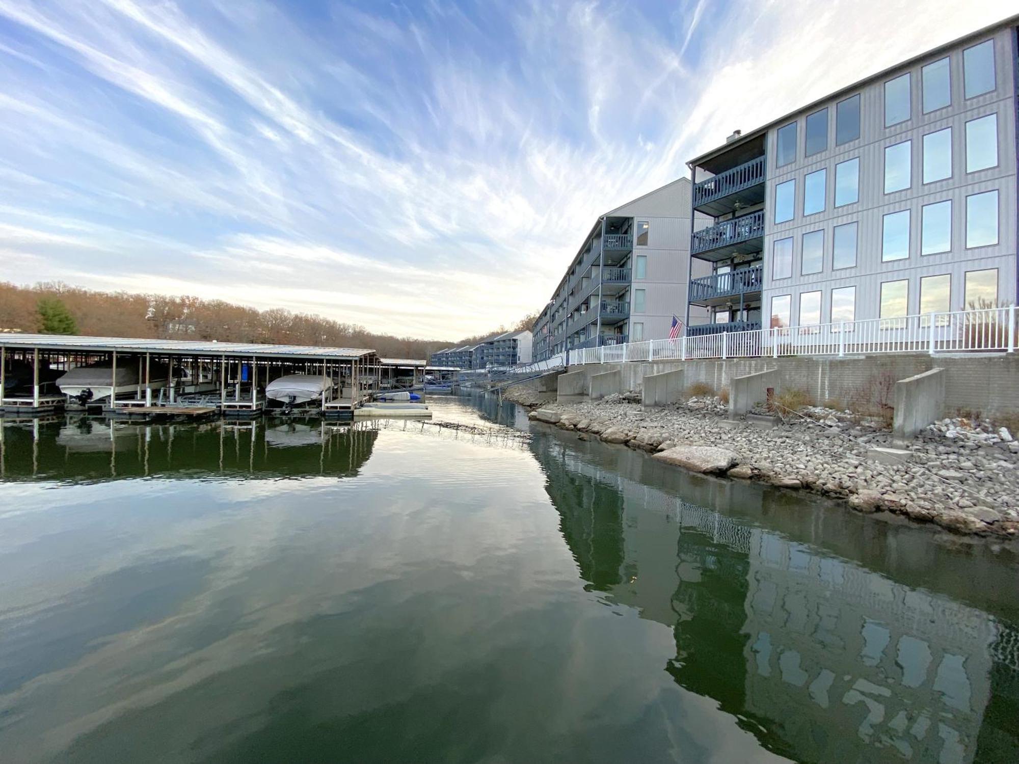 B Lakefront! Remodeled, Boat Slip, Patio Views, Pool, Boat Ramp, Wifi Osage Beach Exterior foto